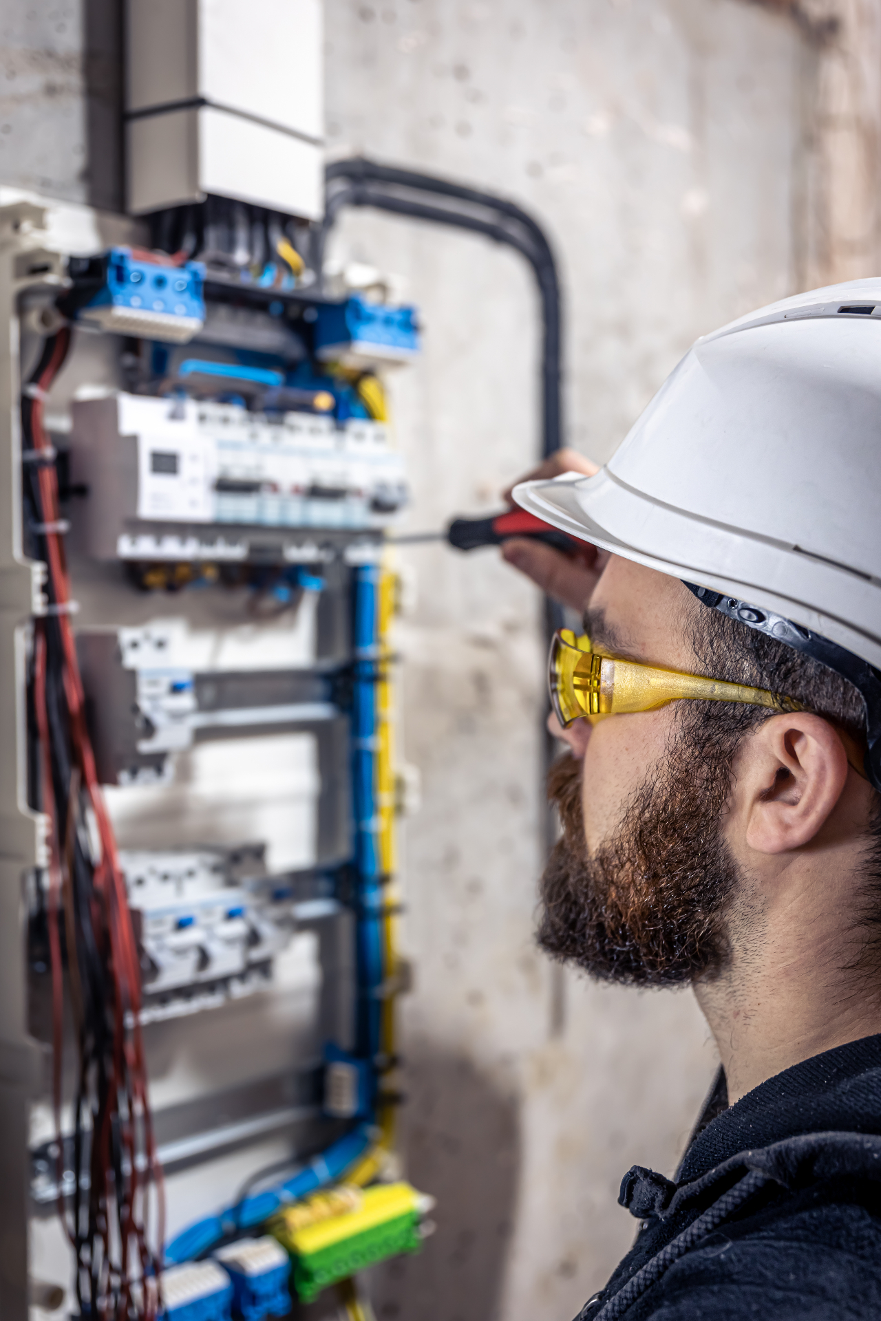 Elektriker bei der Arbeit mit Lampen